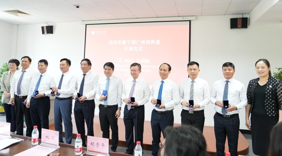 Une délégation de haut rang de la ville de Hanoi visite et travaille dans la province du Guangdong - Photo 1