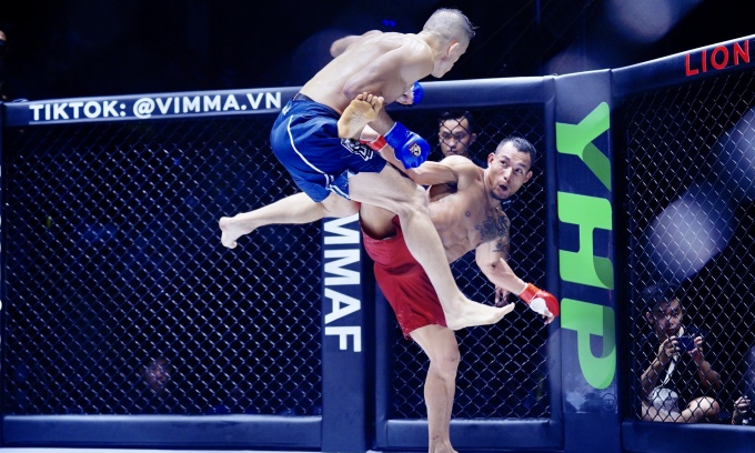 Tran Quang Loc បាន​វាយ​បក​ពីរ​ដង​ក្នុង​ការ​ការពារ​តំណែង​ជើង​ឯក MMA