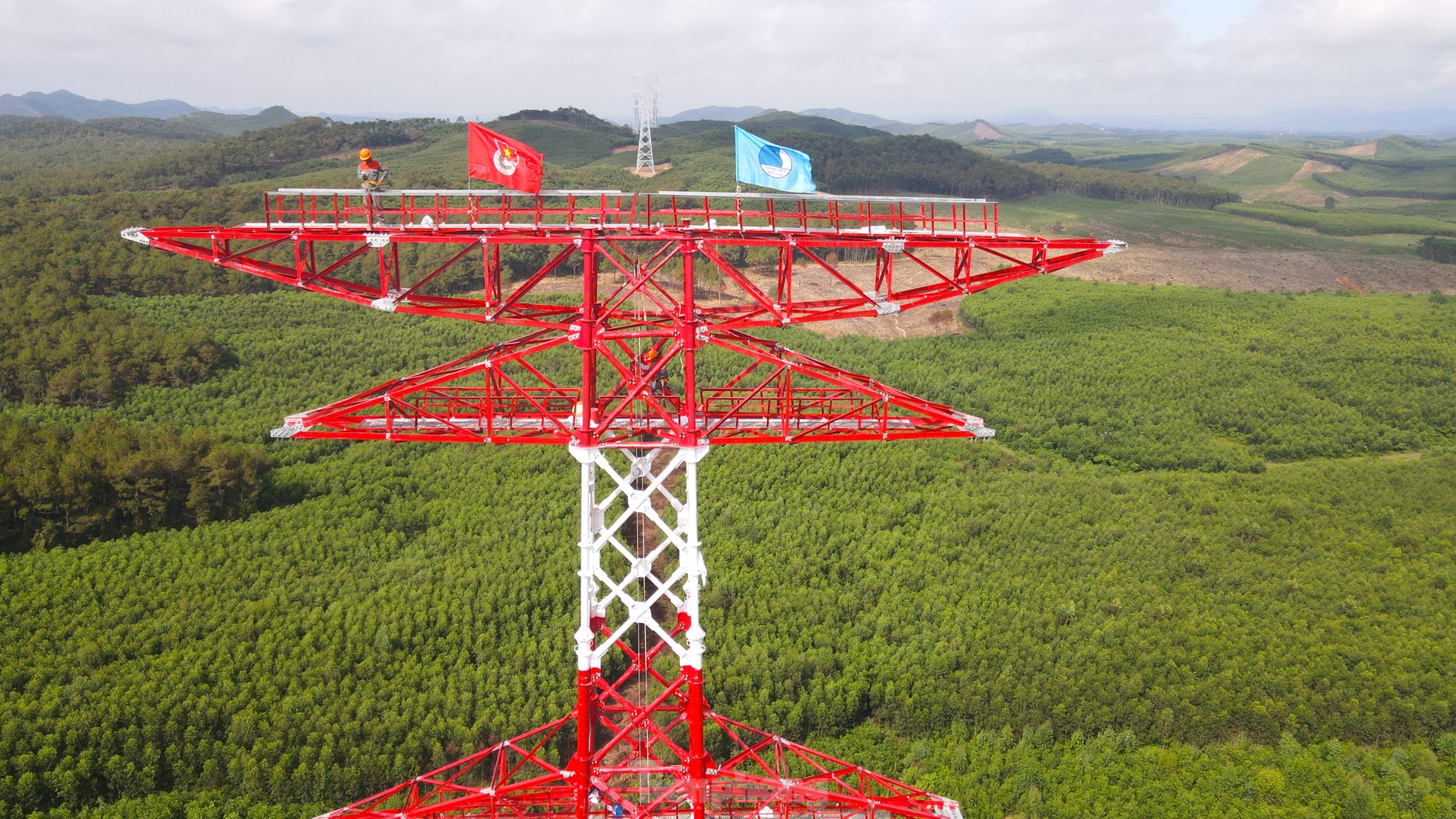 Fièrement, le drapeau de l'Union flotte sur le poteau électrique de 500 kV, circuit 3, section à travers Nghe An, photo 16