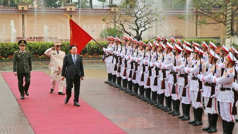 El presidente de la Asamblea Nacional, Vuong Dinh Hue, pasa revista a la Guardia de Honor de la Policía de Nghe An.