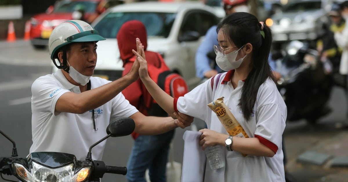 Từ 2025, miễn thi ngoại ngữ không được quy đổi để tính điểm xét tốt nghiệp