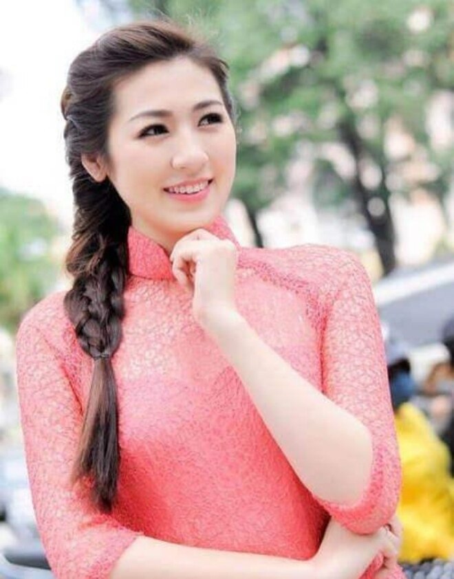 Suggestions de belles coiffures pour les étudiantes portant l'Ao Dai pour prendre des photos de remise de diplôme - 3