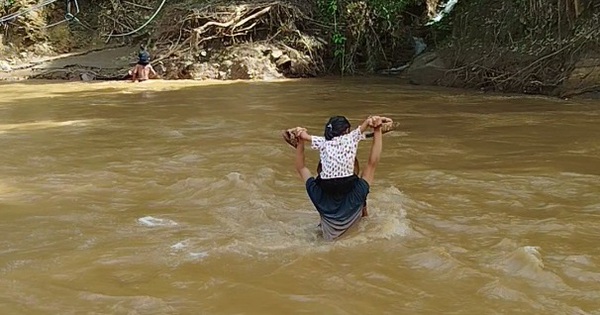 Xót xa cảnh hàng trăm phụ huynh cõng con vượt suối dữ tựu trường