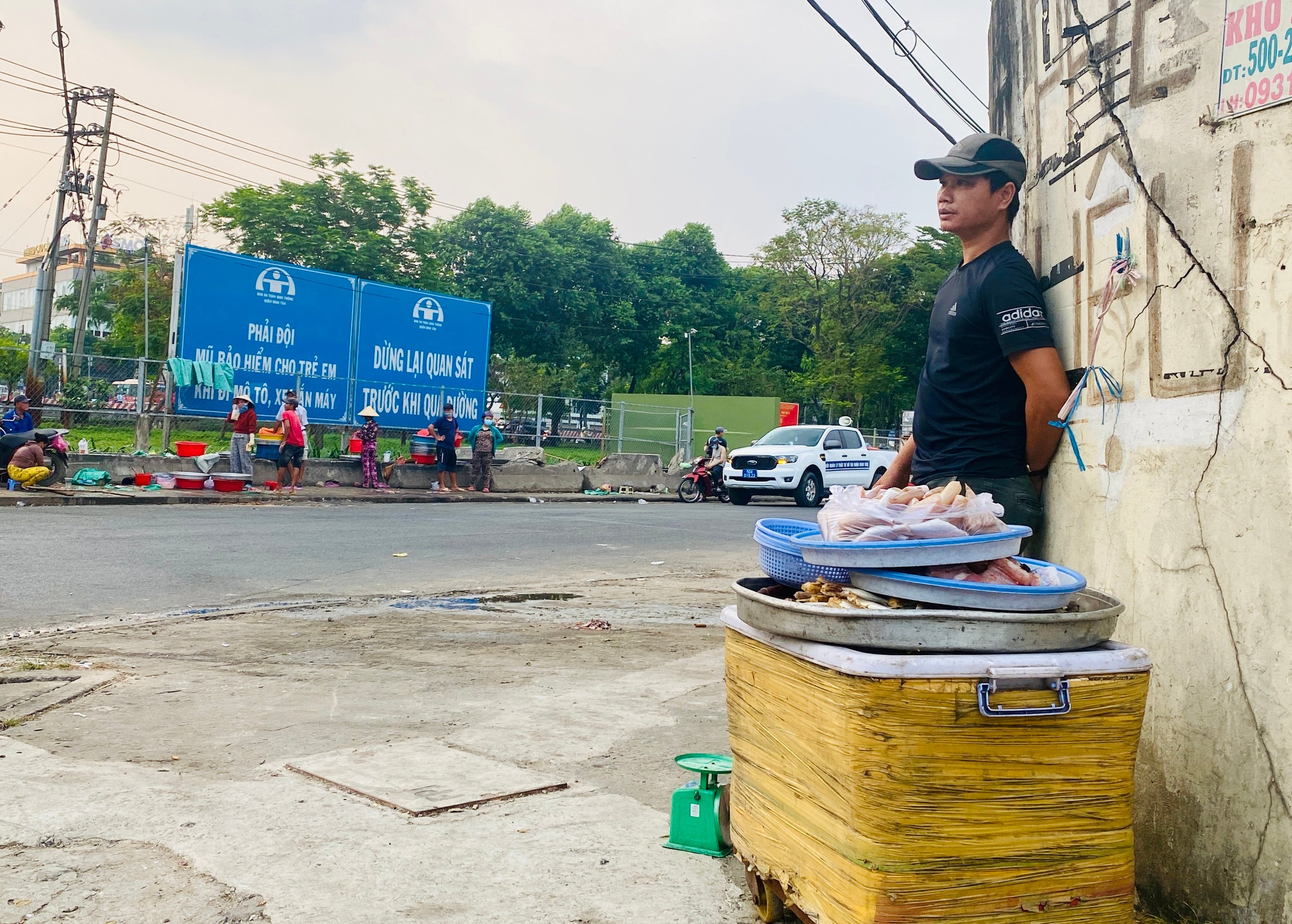 Chiều tan ca Công ty PouYuen đông công nhân nhất TP.HCM: Mong sao thoát cảnh chợ 'chạy'- Ảnh 4.