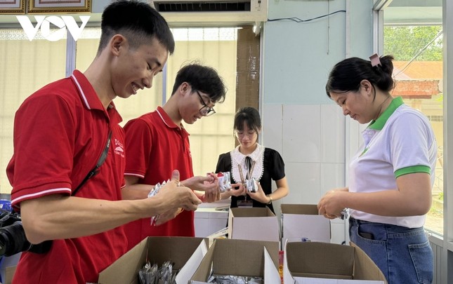 Le personnel médical de Hô Chi Minh-Ville fabrique avec diligence des médicaments à envoyer aux personnes vivant dans les zones de tempêtes et d'inondations. Photo 1