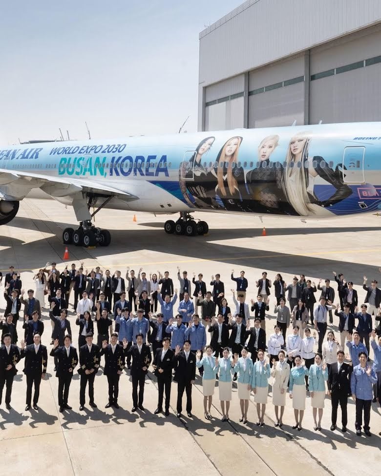 Korean Air ist die einzige Fluggesellschaft, die in Korea Privatjets betreibt. Zusätzlich zu den Flügen der vier Blackpink-Mitglieder bietet die Fluggesellschaft auch Rabatte für Künstler und Mitarbeiter an, die bis zum 26. August – dem voraussichtlichen Enddatum der Welttournee – an der Born Pink-Tour teilnehmen. Im Gegenzug wird YG Entertainment den Mitgliedern des Korean Air Skypass Geschenke machen, darunter Konzertkarten, CDs und signierte Poster von Blackpink.