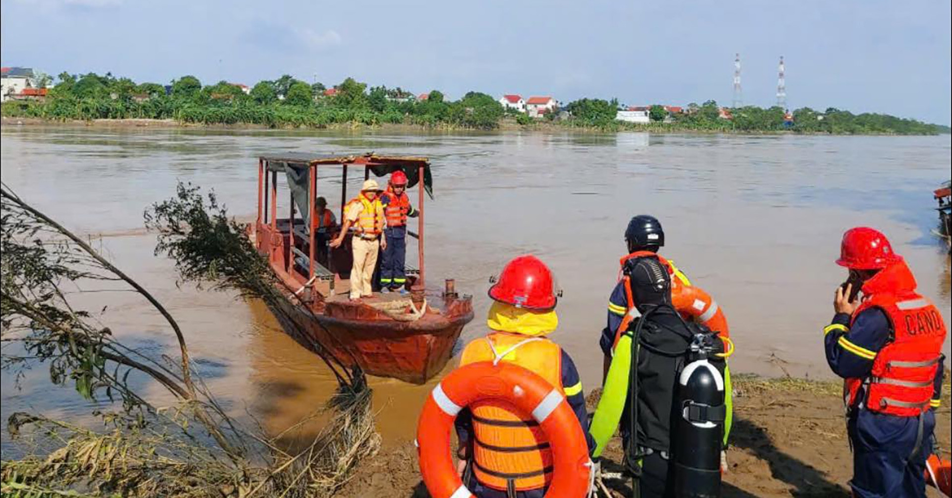 Diễn biến tìm kiếm mới nhất sau 5 ngày sập cầu Phong Châu