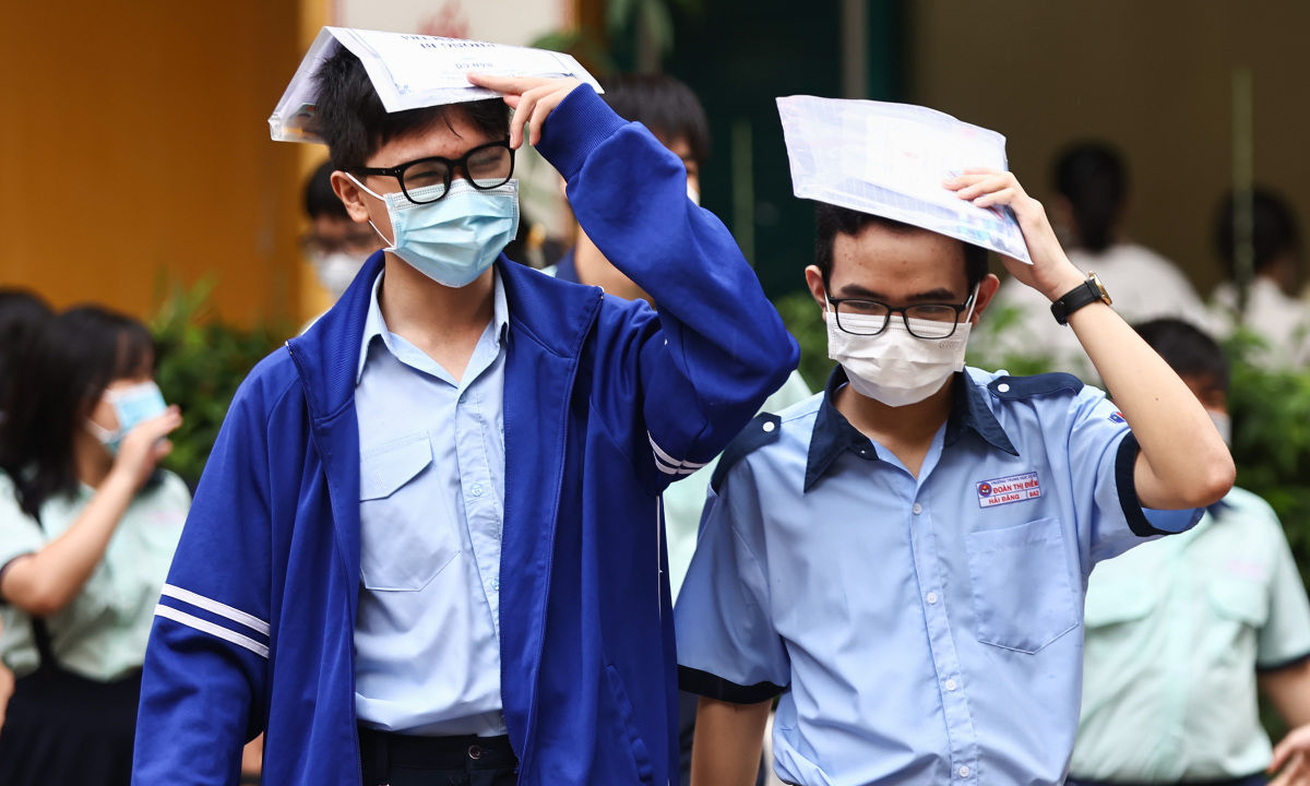 ประมาณ 45% ของแบบทดสอบคณิตศาสตร์ชั้นปีที่ 10 ได้คะแนนต่ำกว่าค่าเฉลี่ย