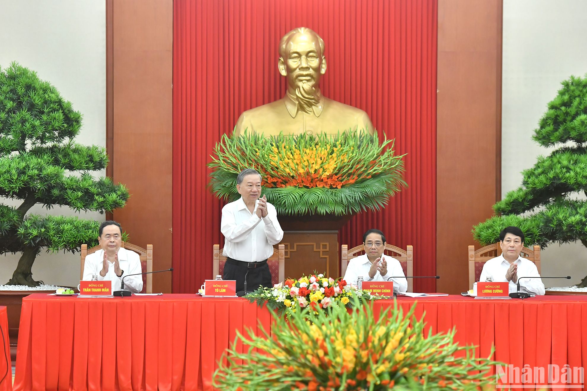 General Secretary and President To Lam and other Party and State leaders chaired the meeting with leaders and former leaders of the Party and State.