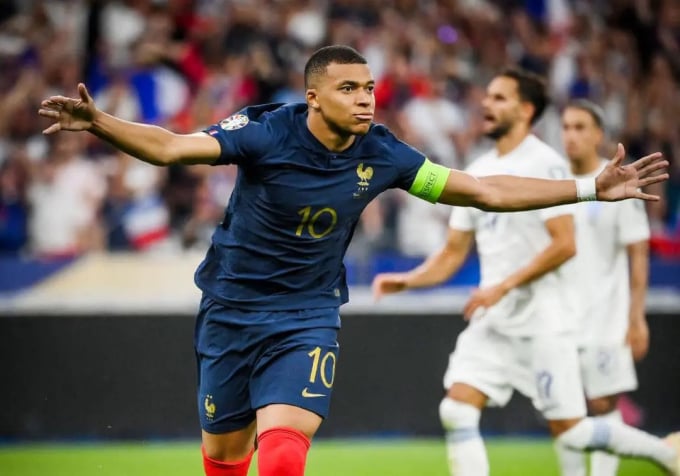 Mbappe mừng bàn vào lưới Hy Lạp tối 19/6. Ảnh: LP