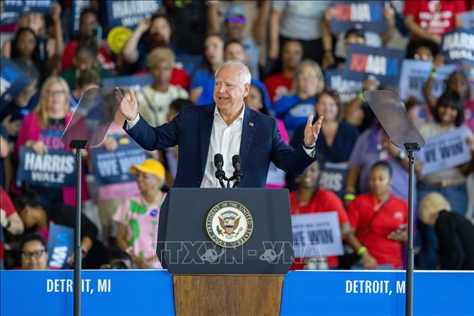 Tim Walz campaigns alone for the first time