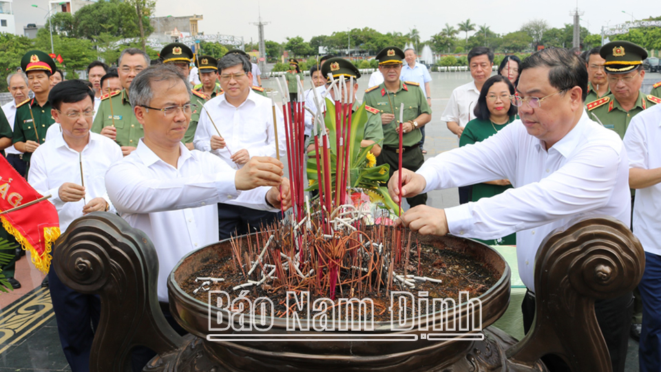 Provincial Party Secretary Pham Gia Tuc and delegates offered incense at the General Secretary Truong Chinh Monument.