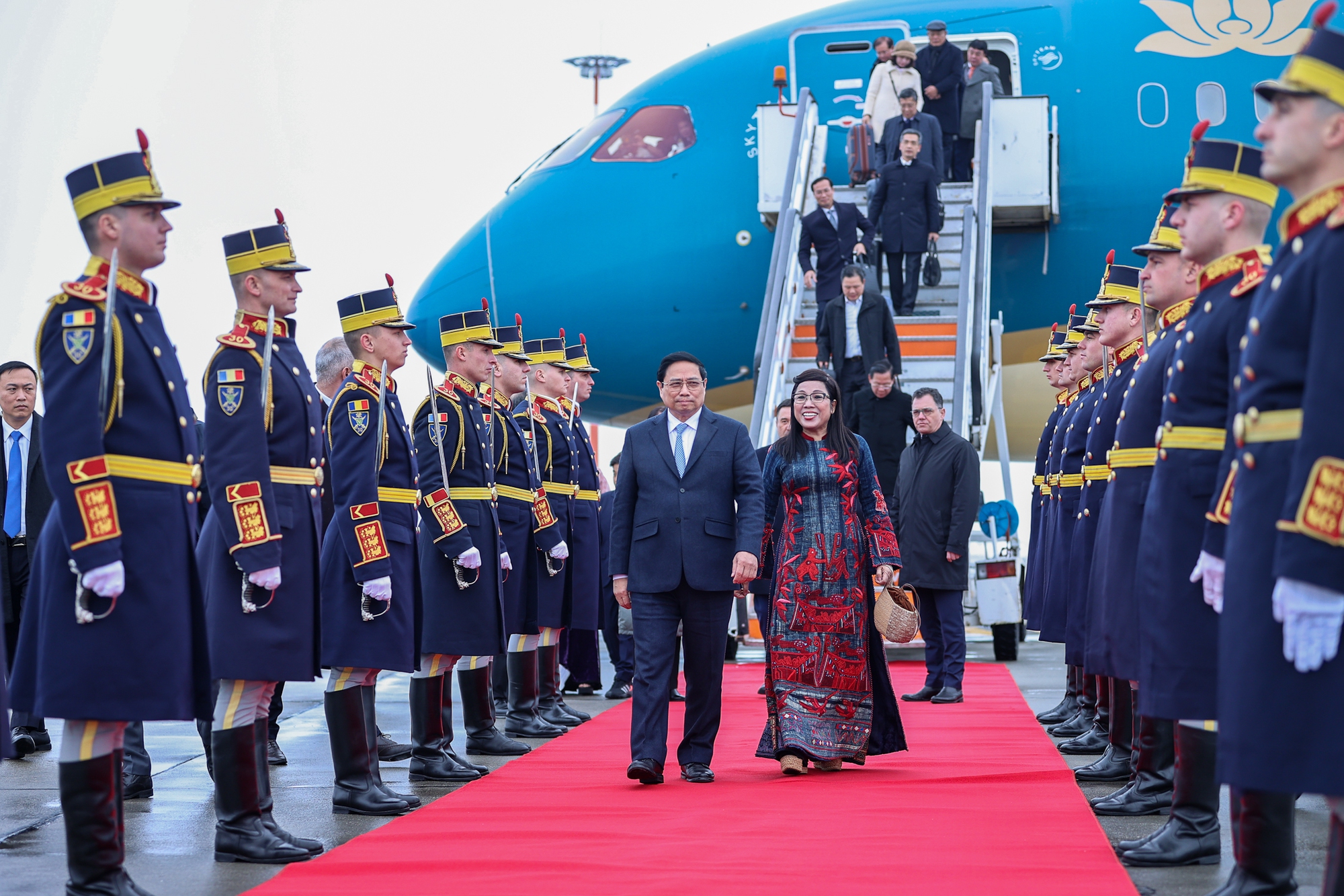 El primer ministro Pham Minh Chinh llegó a Bucarest para iniciar su visita oficial a Rumania, foto 4.