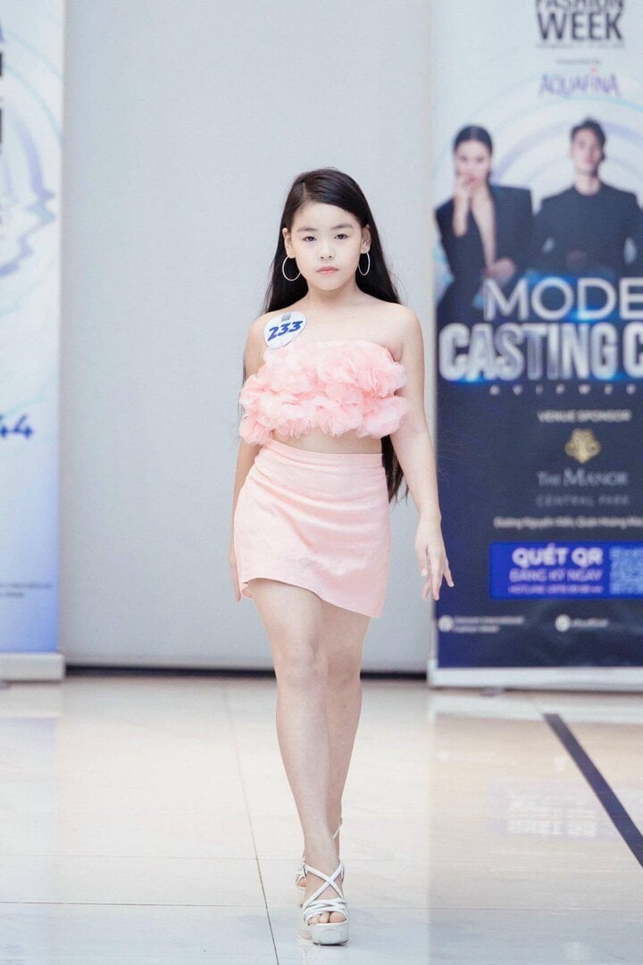 El comportamiento profesional y seguro de Jenny Bao Ngoc ayudó a la niña modelo a ganar rápidamente un lugar para actuar en la Semana de la Moda.