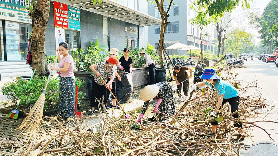 Phường Xuân Tảo tiếp tục ra quân tổng vệ sinh khắc phục hậu quả bão số 3.