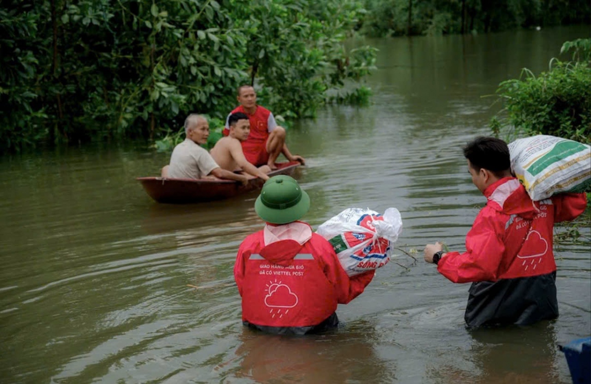 Viettel apoya a las personas afectadas por tormentas e inundaciones con 100 mil millones de VND