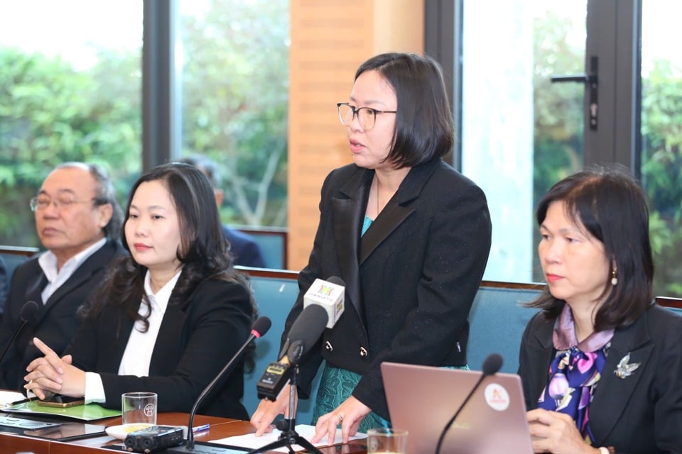 Frau Nguyen Thi Hong, eine Landwirtin aus der Gemeinde Dan Hoa (Bezirk Thanh Oai), äußerte ihre Meinung. Foto: Pham Hung