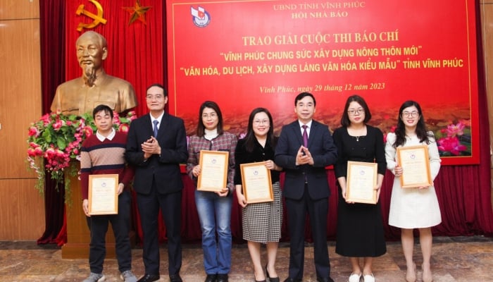 Vinh Phuc décerne des prix pour un concours d'écriture sur la nouvelle construction rurale et les villages culturels modèles