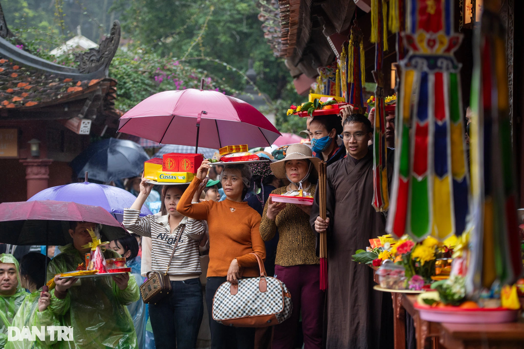 Hàng vạn người dân và du khách đội mưa về khai hội chùa Hương