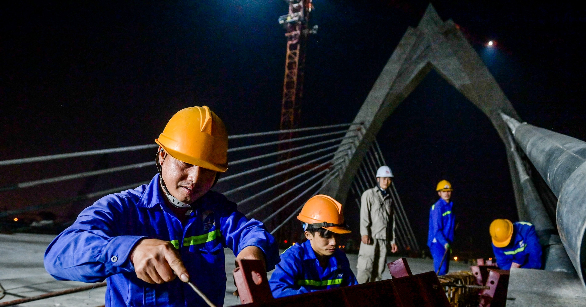 Construction of a 1,200 billion VND cable-stayed bridge in Nam Dinh continued overnight