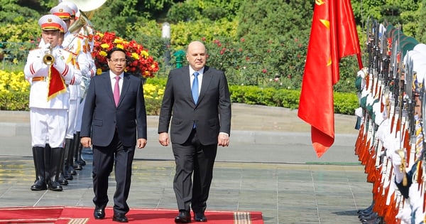 Image of Prime Minister Pham Minh Chinh presiding over the welcoming ceremony for Russian Prime Minister Mikhail Mishustin