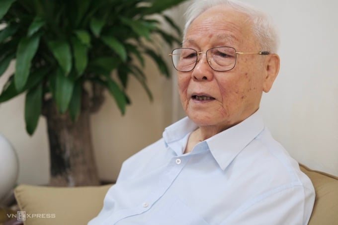 Le professeur Nguyen Trong Vinh dans son bureau à l'école Nguyen Sieu en octobre. Photo : Duong Tam