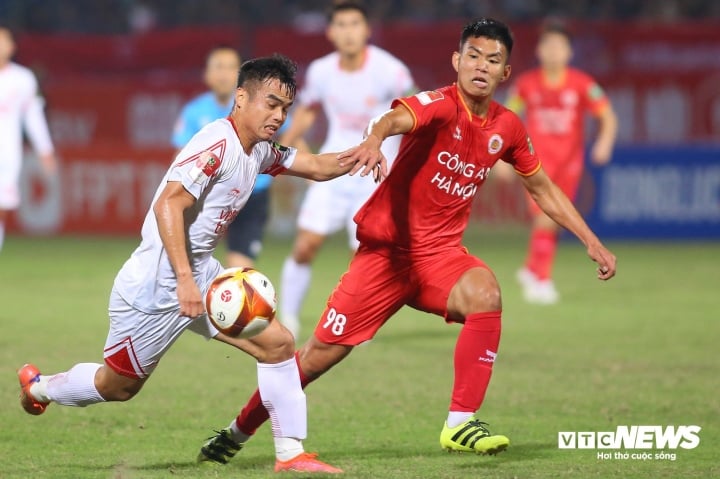 Giap Tuan Duong (red shirt) is likely to be chosen to replace Doan Van Hau in the match between Vietnam and Palestine.