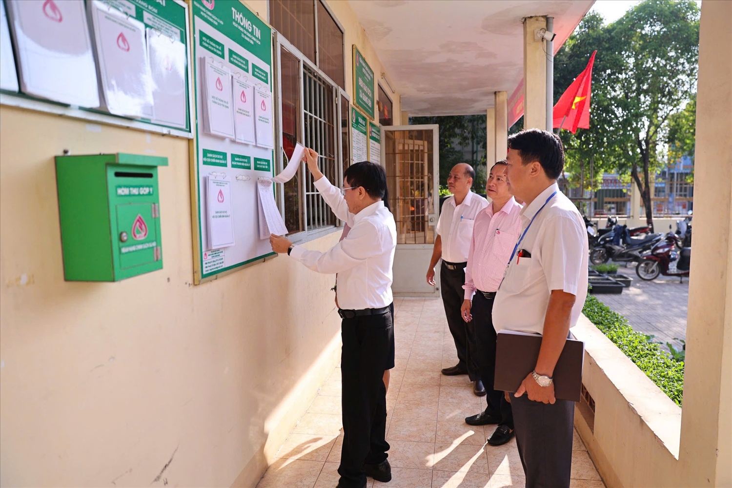 Tổng Giám đốc Dương Quyết Thắng kiểm tra nội dung công khai tại Điểm giao dịch xã Giang Điền​, huyện Trảng Bom (Đồng Nai)