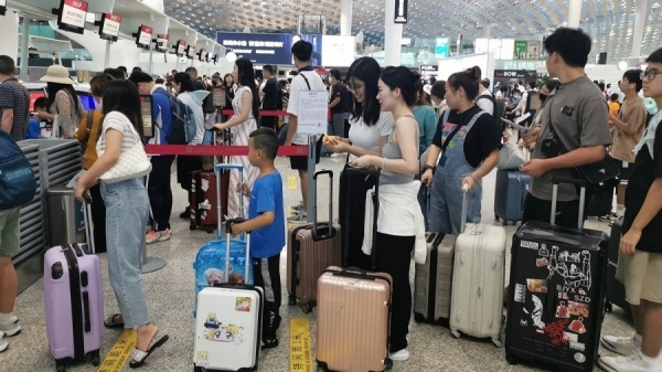 空港は混雑、中国の夏の観光ブーム