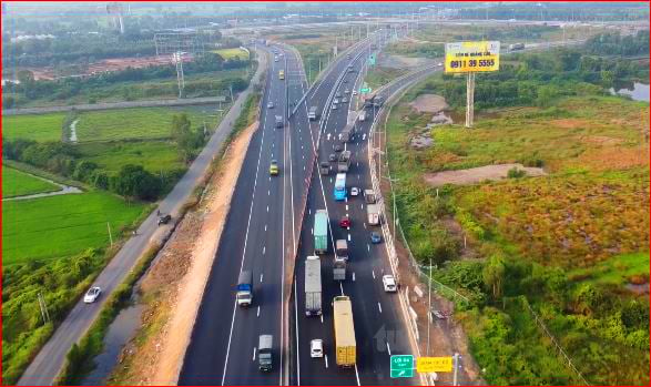 A section of the Trung Luong - My Thuan expressway with 4 limited lanes.