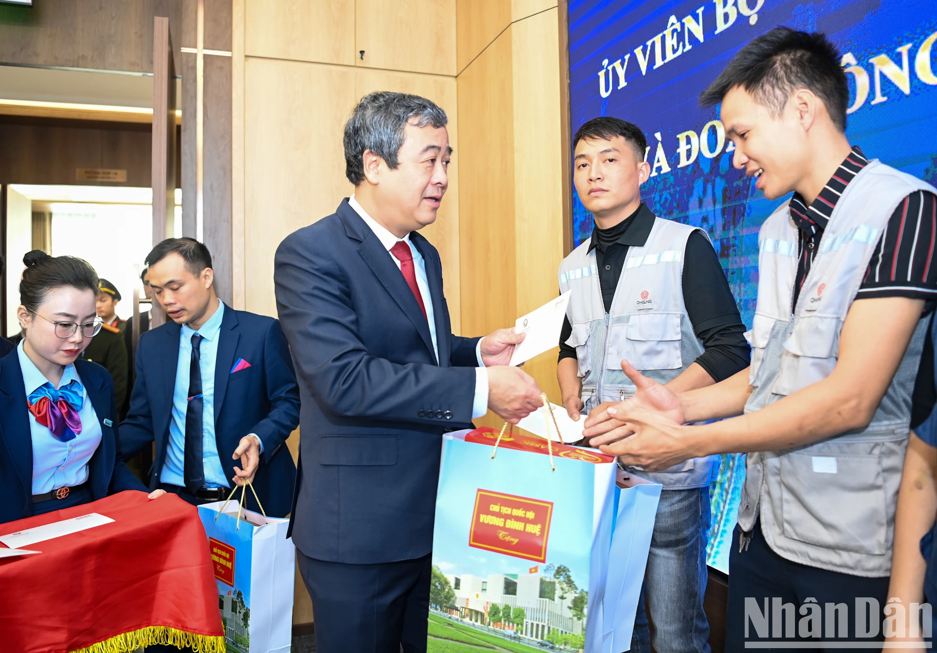 [Photo] Le président de l'Assemblée nationale Vuong Dinh Hue visite et offre des cadeaux aux travailleurs de la province de Thai Binh, photo 4