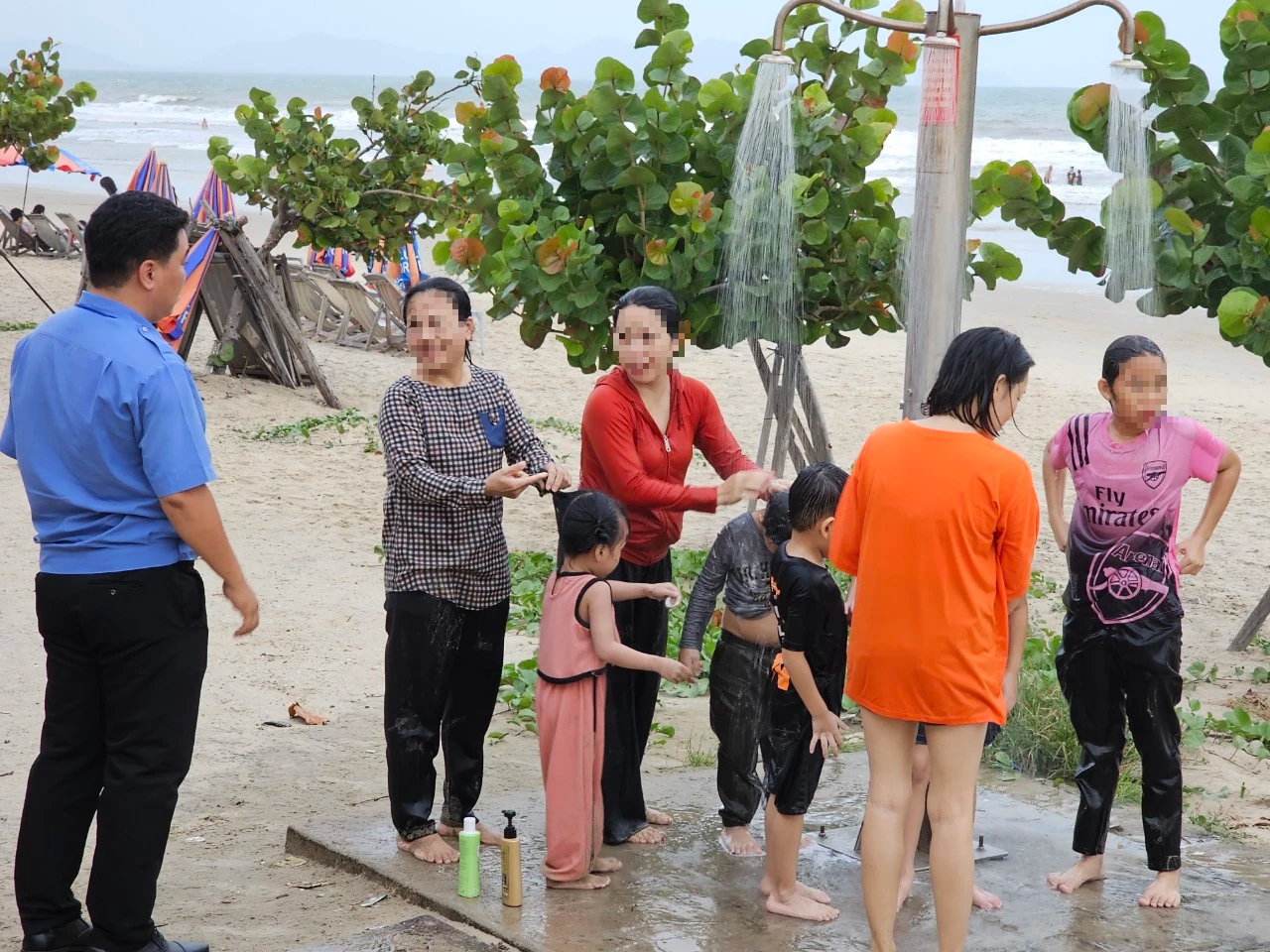 Xử phạt người tắm biển đến trụ nước ngọt công cộng sử dụng xà bông, dầu gội - Ảnh 1.