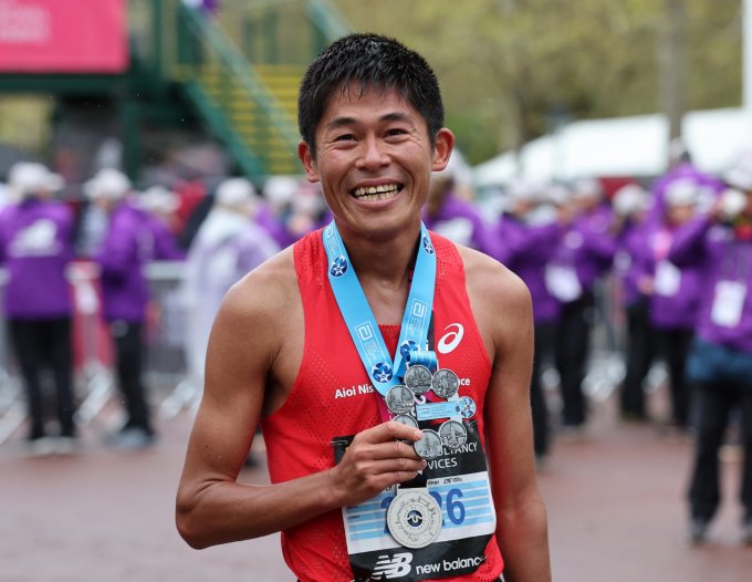 After completing the London Marathon on April 23, Kawauchi received the Six Stars medal for completing all six major races. Photo: WMM