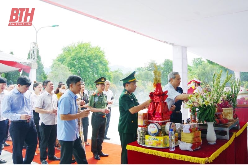 Funérailles et inhumation de 16 restes de soldats volontaires et d'experts vietnamiens décédés au Laos