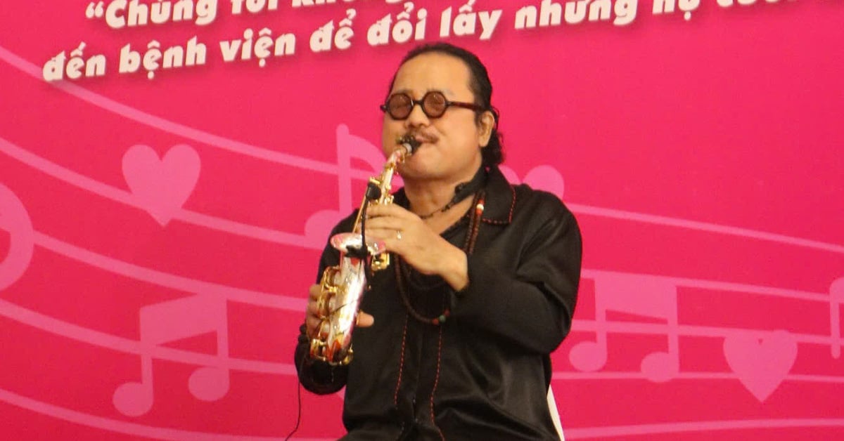 Saxophonist Tran Manh Tuan performs at the Oncology Hospital: Life is so short that we should be indifferent.