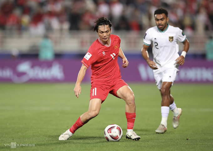 Nguyen Tuan Anh dribble le ballon lors de la défaite 0-1 du Vietnam contre l'Indonésie au stade Abdullah bin Khalifa de Doha (Qatar) le 19 janvier. Photo : Lam Thoa