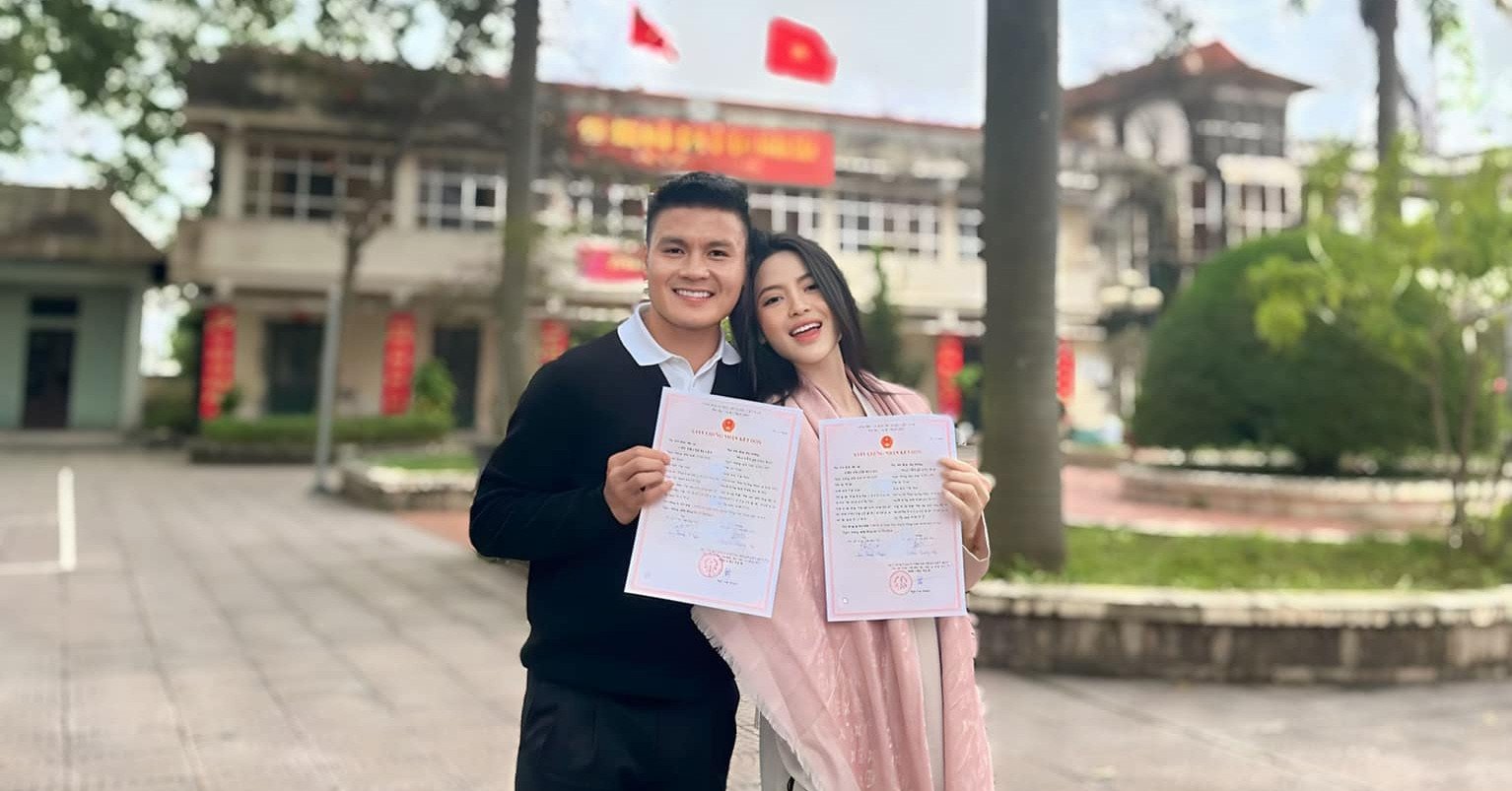 Quang Hai shows off his marriage certificate, Tan Tai scores before Lunar New Year