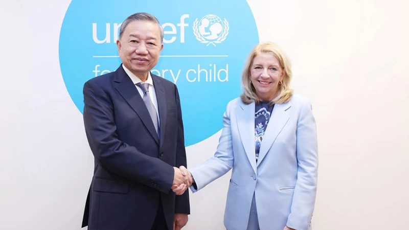 [Foto] El Secretario General y Presidente To Lam se reúne con el Director Ejecutivo de UNICEF