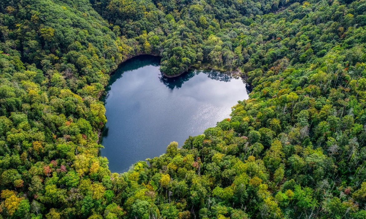 La belleza del romántico lago en forma de corazón es como una 