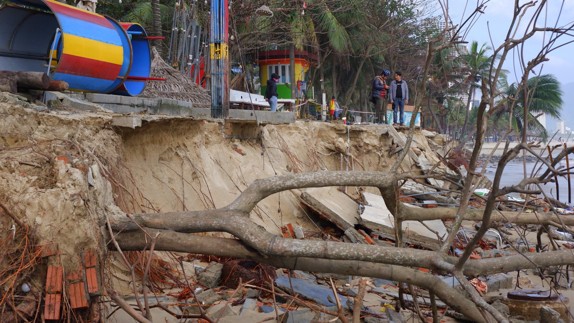 Schwere Erdrutsche am Strand von Da Nang, viele Kioske wurden von den Wellen zerstört Foto 5