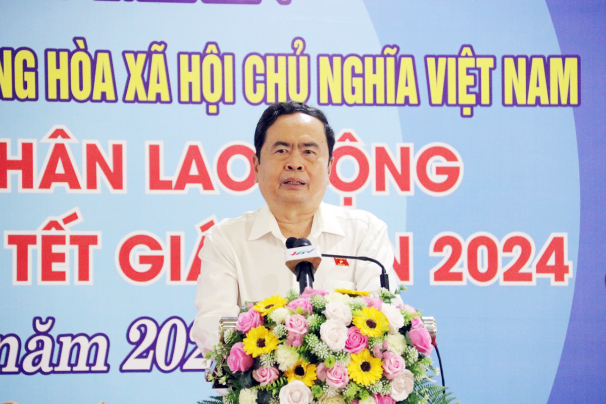 Le vice-président permanent de l'Assemblée nationale, Tran Thanh Man, offre des cadeaux du Têt aux travailleurs de Hau Giang, photo 1