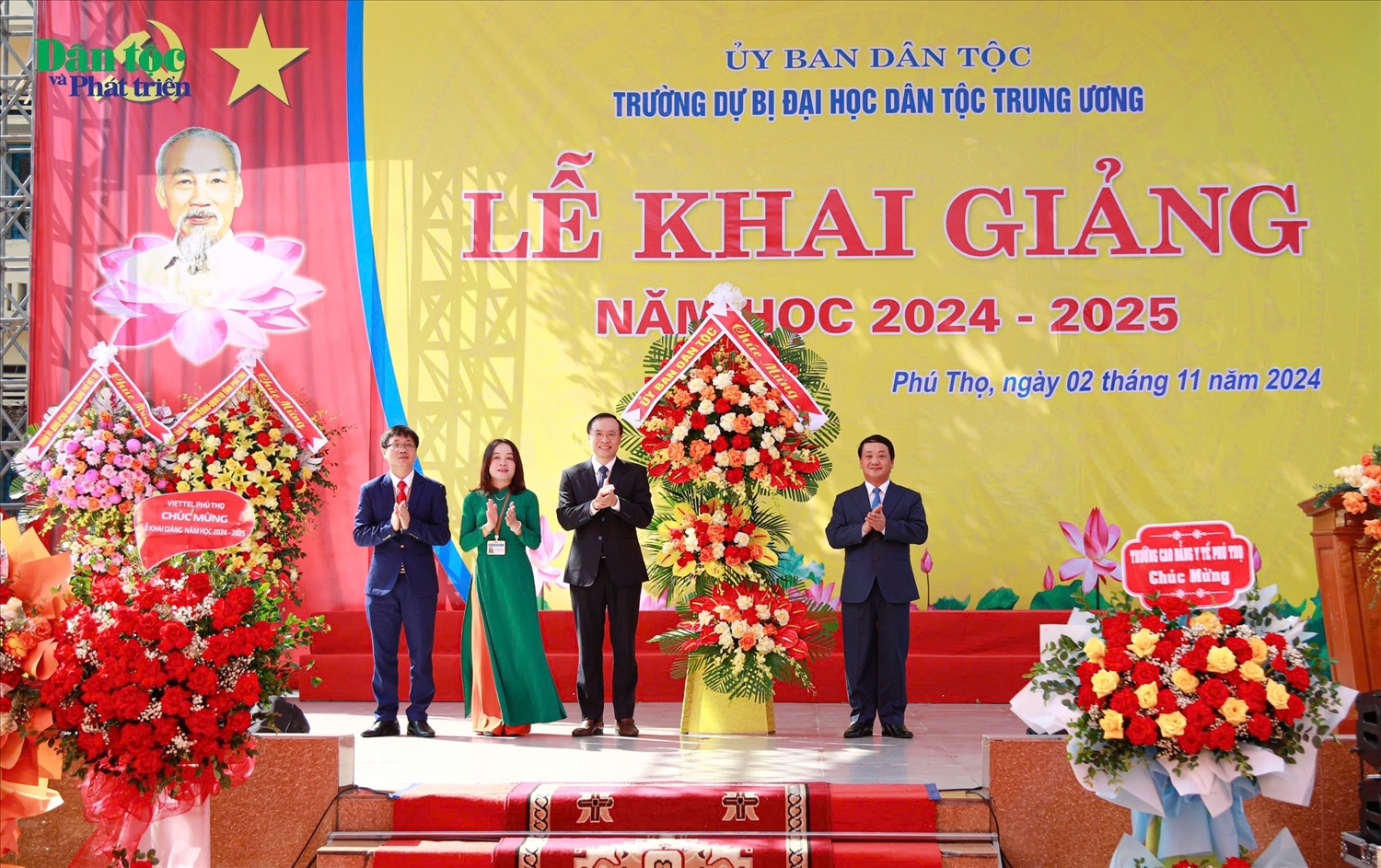 Bộ trưởng, Chủ nhiệm Ủy ban Dân tộc Hầu A Lềnh và các đồng chí lãnh đạo tỉnh bên gian trưng bày các sản phẩm đặc trưng vùng đồng bào DTTS và miền núi