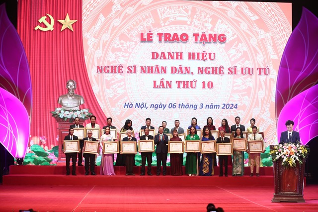 Chủ tịch nước Võ Văn Thưởng: Các nghệ sĩ nhân dân, nghệ sĩ ưu tú thực sự là "vốn quý của đất nước" - Ảnh 5.