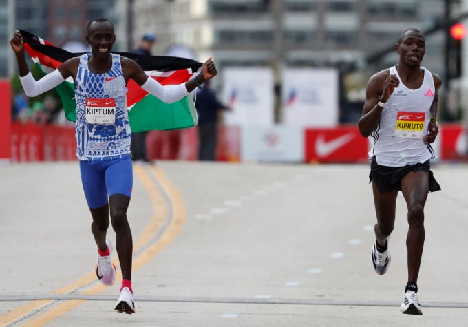 Kelvin Kiptum (à gauche) court pour célébrer sa victoire au marathon de Chicago 2023 le 8 octobre, tandis que son compatriote Rhonex Kipruto franchit la ligne d'arrivée. Photo : Reuters