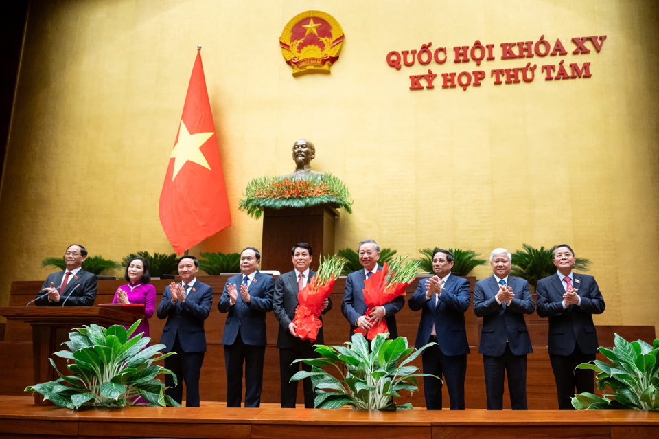 Partei- und Staatschefs überreichten dem neuen Präsidenten Luong Cuong und seinem Vorgänger, Generalsekretär To Lam, Blumen. Foto: Quochoi.vn