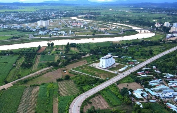 Le 19 septembre, 87 parcelles de terrain ont été mises aux enchères dans la ville de Kon Tum, le prix de départ était de plus de 300 millions de VND.