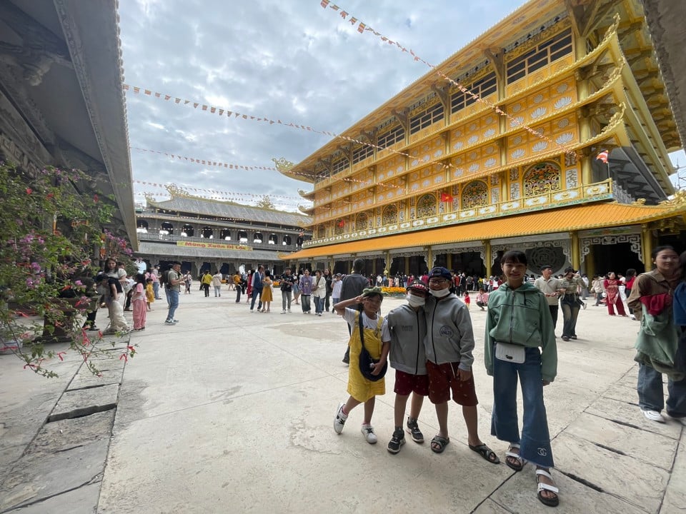 Tourists visit Minh Duc Pagoda - a spiritual and cultural tourist area in Tinh Long commune (Quang Ngai city).