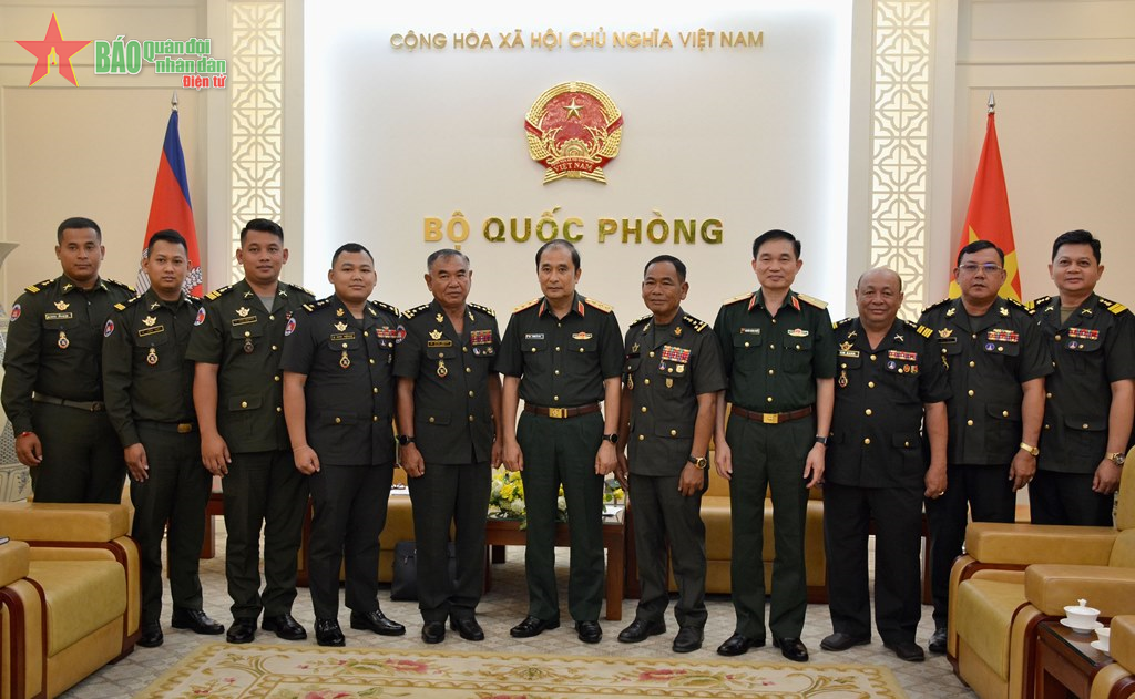 Senior Lieutenant General Phung Si Tan received a delegation from the Cambodian Military History Institute.