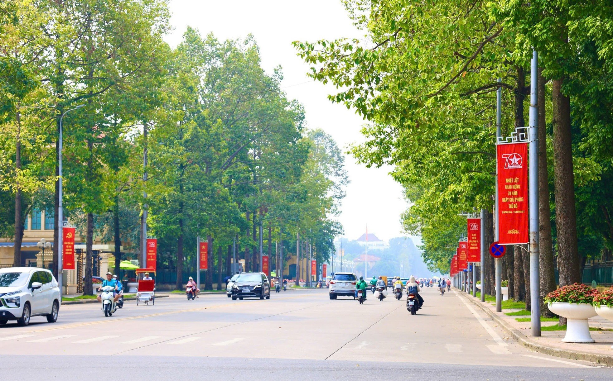 Hanoi decora sus calles para celebrar los 70 años de la Liberación de la Capital (foto 1)