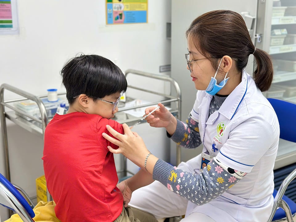 Le personnel médical vaccine les enfants contre la rougeole à Hanoi.